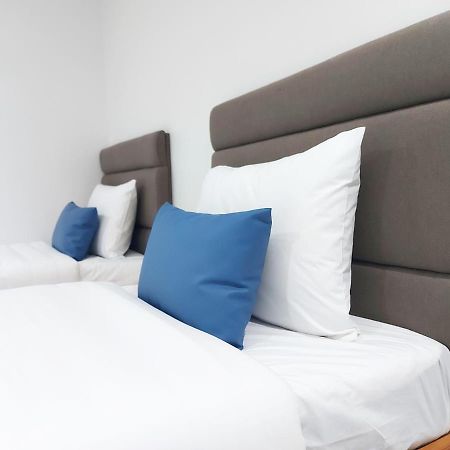 Airobedz Makati - A Value Hotel Manille Extérieur photo